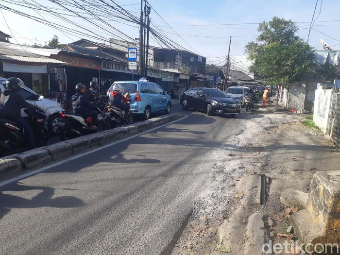 Putar balik di Jl Moh Kahfi 1 bikin macet, warga minta lokasi putar balik dijauhkan 700 meter. Foto 25 Maret 2021. (Danu Damarjati/detikcom)