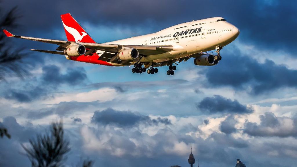 Jedar! Pesawat Qantas Disambar Petir, Terpaksa Dialihkan dari Tujuan