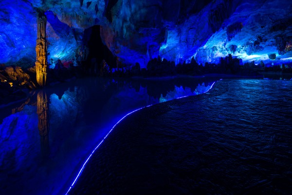 Ludi Lu atau Reed Flute cave adalah sebuah gua unik di Kota Guanxi Zhuang, China timur laut. Namanya diambil dari pohon bambu yang tumbuh di luar gua itu dan biasanya dipakai sebagai bahan pembuat seruling. Gua ini juga dikenal sebagai istana seni alam. (Getty Images/iStockphoto) Ludi Lu atau Reed Flute cave adalah sebuah gua unik di Kota Guanxi Zhuang, China timur laut. Namanya diambil dari pohon bambu yang tumbuh di luar gua itu dan biasanya dipakai sebagai bahan pembuat seruling. Gua ini juga dikenal sebagai istana seni alam. (Getty Images/iStockphoto)