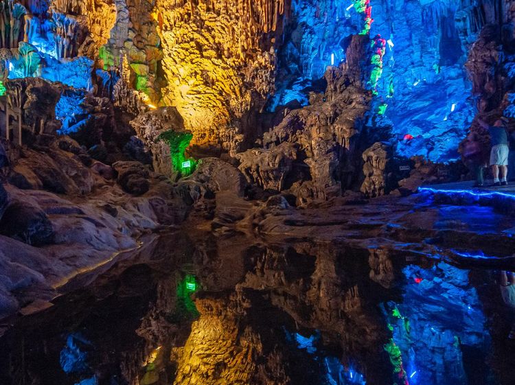 China Punya Gua Pelangi Cantik di Tengah Hutan Bambu