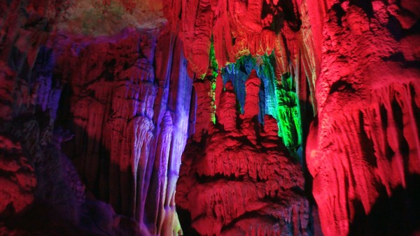 Selain berfungsi sebagai penerangan, lampu-lampu tersebut juga membuat pemandangan stalagtit dan stalagmit jadi makin eksotis. (Getty Images/iStockphoto) Selain berfungsi sebagai penerangan, lampu-lampu tersebut juga membuat pemandangan stalagtit dan stalagmit jadi makin eksotis. (Getty Images/iStockphoto)