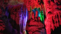Selain berfungsi sebagai penerangan, lampu-lampu tersebut juga membuat pemandangan stalagtit dan stalagmit jadi makin eksotis. (Getty Images/iStockphoto)