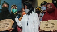 Risma memegang bahu keluarga korban. Risma juga berdialog sekitar 10 menit dengan keluarga korban kebakaran Matraman.