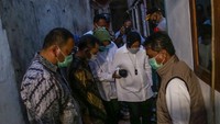 Risma langsung melihat lokasi kontrakan yang kebakaran. Dalam peristiwa ini, 10 Orang tewas.