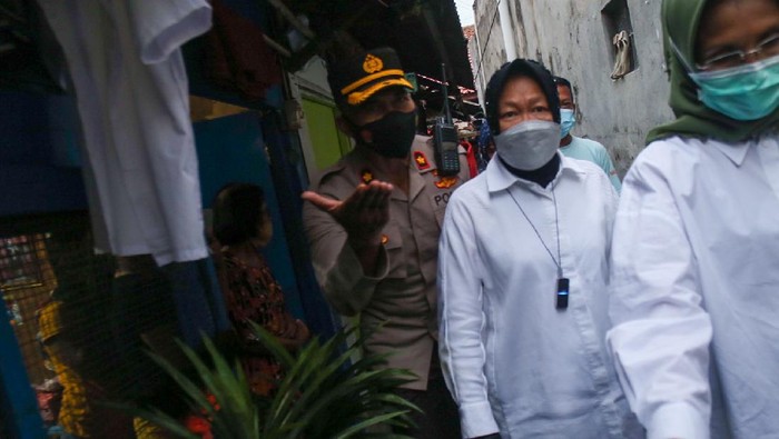 Risma tiba di Jl Pisangan Baru III, Matraman, Jakarta Timur, Kamis (25/3/2021) pukul 17.52 WIB.