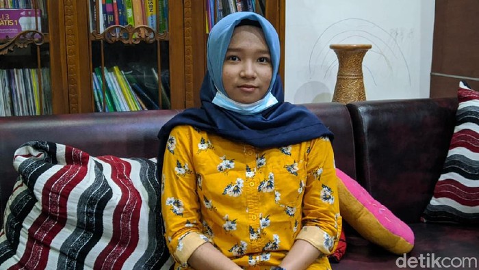 Nama Rizqi Nabila Ramadhani tengah menjadi pemberitaan. Ia merupakan salah satu peserta termuda yang lolos SNMPTN 2021 di Universitas Airlangga (Unair) Surabaya.
