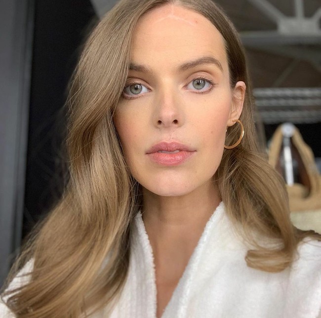 Aku ingin berbicara tentang tubuh dan aku juga ingin berbicara tentang hal-hal seperti menopause. Aku ingin bicara tentang penuaan, bekas luka, strech mark, ungkapnya.  Foto: Dok. Instagram/@robynlawley