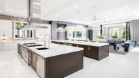 Dapur utama rumah mewah ini memiliki dua meja dengan marmer putih besar, dua wastafel, dua mesin pencuci piring, dua lemari es di bawah nol, dua oven Wolf di bawah meja, dan dua pasang oven lagi yang dipasang di dinding lemari khusus.