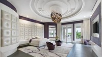 Kamar utama memiliki tempat tidur berukuran raja dengan sandaran kepala berlapis kulit built-in yang besar dan pintu kaca yang mengarah ke teras pribadi yang menghadap ke kolam besar rumah.