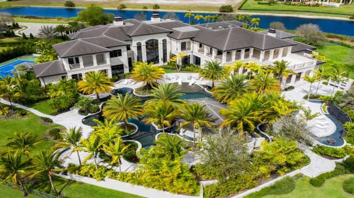 Rumah Ini Laku Dijual Rp 275 Miliar, Begini Jeroannya Rumah mewah yang terletak di Florida Selatan ini berhasil mencetak rekor teratas sebagai rumah yang laku termahal di kawasan pantai Delray Beach. Penasaran?