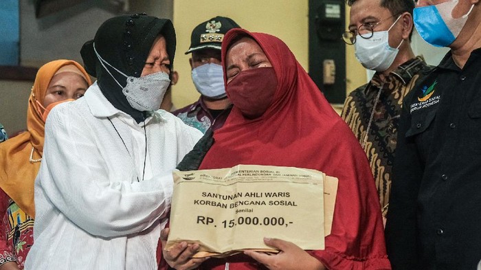 Saat memberikan santunan, salah satu perwakilan keluarga korban kebakaran Matraman tampak terharu.