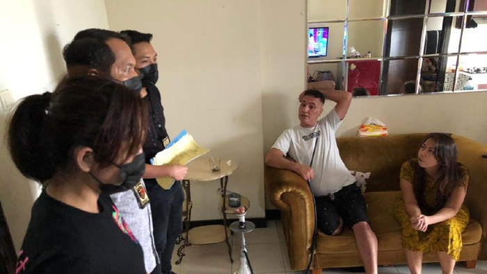 Satgas TPPO Bareskrim Polri tangkap pria Irak dan perempuan Indonesia penyalur TKI ilegal