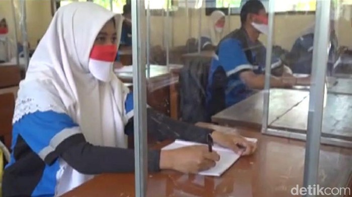 Lamongan mengaku siap menggelar pembelajaran tatap muka (PTM) di tahun ajaran baru 2021. Pasalnya, protokol kesehatan di Lamongan sudah mulai terlatih dengan simulasi dan adaptasi kenormalan.