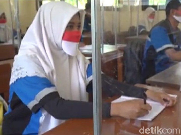 Lamongan mengaku siap menggelar pembelajaran tatap muka (PTM) di tahun ajaran baru 2021. Pasalnya, protokol kesehatan di Lamongan sudah mulai terlatih dengan simulasi dan adaptasi kenormalan.