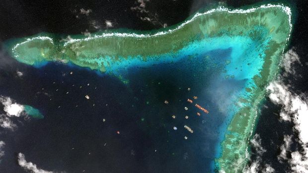 This satellite image provided by Maxar Technologies shows Chinese vessels anchored the Whitsun Reef located in the disputed South China Sea. Tuesday, March 23, 2021. The United States said Tuesday it’s backing the Philippines in a new standoff with Beijing in the disputed South China Sea, where Manila has asked a Chinese fishing flotilla to leave a reef. China ignored the call, insisting it owns the offshore territory. (©2021 Maxar Technologies via AP)