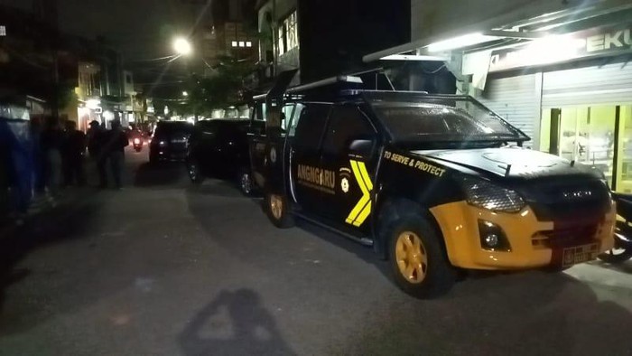 Kelompok warga Barukang dan Cambayya di Kota Makassar, Sulawesi Selatan (Sulsel), terlibat tawuran saling serang menggunakan busur panah dan batu. Tawuran warga ini disebabkan oleh adanya pemuda yang terkena busur hingga meninggal.