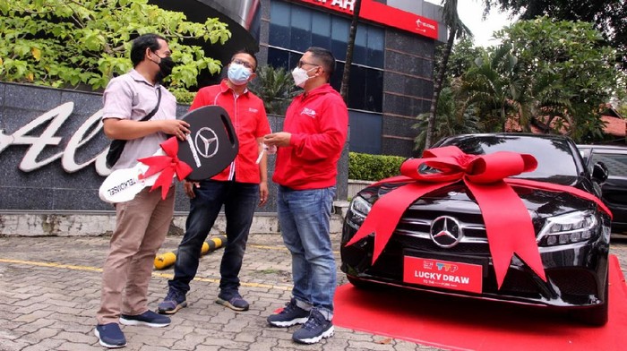Telkomsel Poin Festival General Manager Consumer Sales Regional Central Jabotabek Telkomsel Gamada (kanan) bersama dengan General Manager Prime Segment & Direct Channel Management Jabotabek Jabar Telkomsel Khairil Irfan Partomuan (kedua kiri) berbincang dengan pemenang hadiah utama program To The POIN Festival saat penyerahaan hadiah di Jakarta, Kamis (25/3). Telkomsel mengumumkan pemenang hadiah utama program To The POIN Festival, 1 Unit mobil Mercy C180.