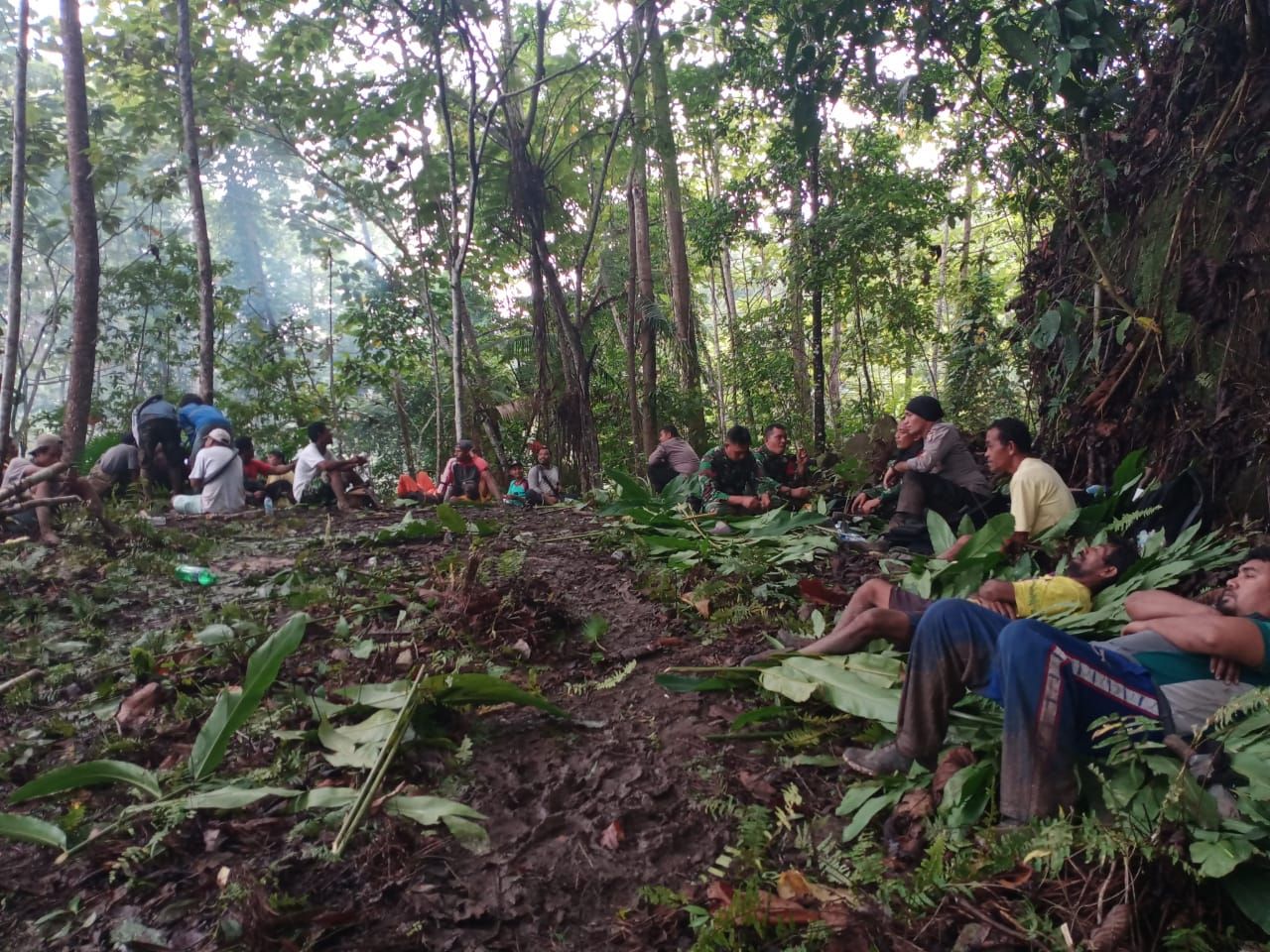 Tim gabungan saat mengevakuasi tiga orang yang diduga dibunuh oknum anggota suku Togutil di hutan Patani Timur, Halmahera Tengah (dok Polda Malut)