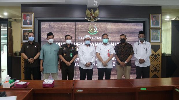 Tim jaksa penuntut umum kasus Habib Rizieq Shihab melakukan audiensi dengan tim pengacara Habib Rizieq di Kejaksaan Agung.