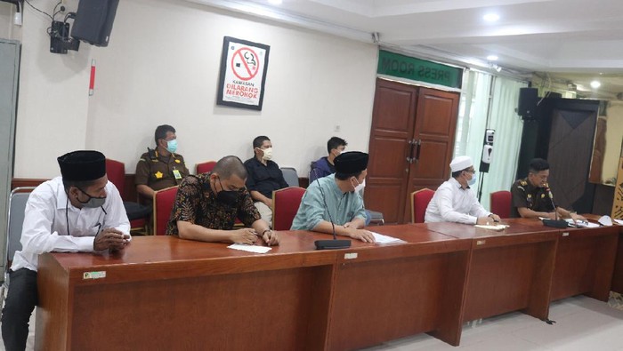 Tim jaksa penuntut umum kasus Habib Rizieq Shihab melakukan audiensi dengan tim pengacara Habib Rizieq di Kejaksaan Agung.