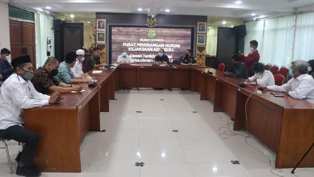 Tim jaksa penuntut umum kasus Habib Rizieq Shihab melakukan audiensi dengan tim pengacara Habib Rizieq di Kejaksaan Agung.