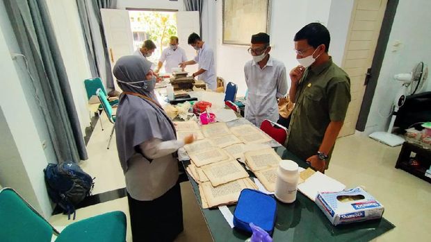 Tim Perpusnas RI mengkonservasi 150 manuskrip atau naskah kuno milik Tarmizi Abdul Hamid (dok Cek Midi)