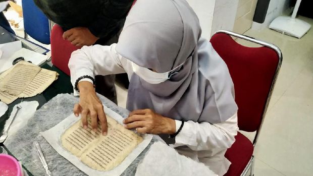 Tim Perpusnas RI mengkonservasi 150 manuskrip atau naskah kuno milik Tarmizi Abdul Hamid (dok Cek Midi)