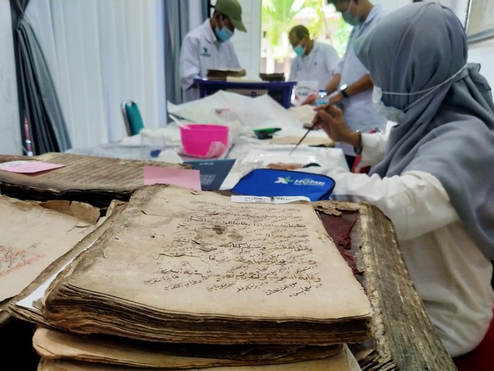 Tim Perpusnas RI mengkonservasi 150 manuskrip atau naskah kuno milik Tarmizi Abdul Hamid (dok Cek Midi)