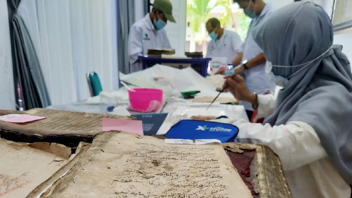 Tim Perpusnas RI mengkonservasi 150 manuskrip atau naskah kuno milik Tarmizi Abdul Hamid (dok Cek Midi)