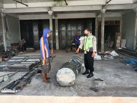 Kecelakaan kerja terjadi di sebuah bengkel las di Kabupaten Blitar. Sebuah drum meledak dan terbakar saat dipotong menggunakan gerinda.