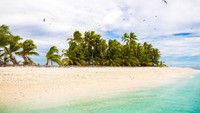 Berada di khatulistiwa, garis pantai putihnya seakan merayu untuk datang dan berjemur. (Getty Images)