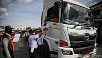 Sejumlah petugas Dishub melakukan sosialisasi uji coba jadwal waktu operasional truk kontainer di kawasan Yos Sudarso dan Simpang 5 Plumpang-Semper, Jakarta Utara, Kamis (25/3/2021). 