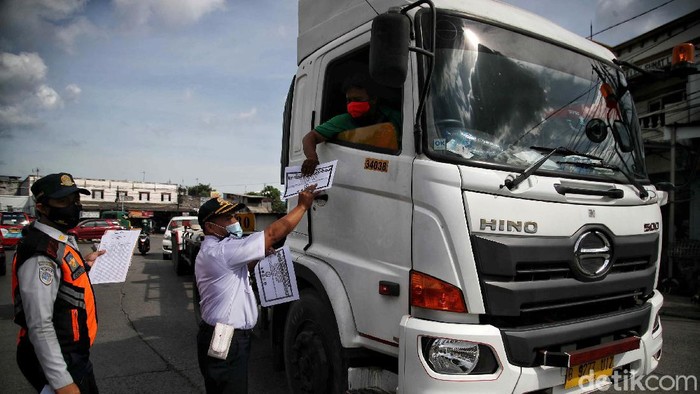 Uji Coba Pembatasan Waktu Operasional Kontainer di Jakut Sejumlah petugas Dishub melakukan sosialisasi uji coba jadwal waktu operasional jalan kendaraan kontainer di kawasan Yos Sudarso dan Simpang 5 Plumpang-Semper, Jakarta Utara, Kamis (25/3). Suku Dinas Perhubungan Kota Administrasi Jakarta Utara akan melakukan rekayasa lalu lintas terkait dengan sosialisasi uji coba penerapan jadwal waktu aktivitas truk Kontainer. Hal ini dilakukan sebagai upaya memfasilitasi dan mengatur kelancaran keluar masuk barang dari dan keluar Pelabuhan Tanjung Priok. Serta menghindari kecelakaan lalu lintas bagi pengendara motor.