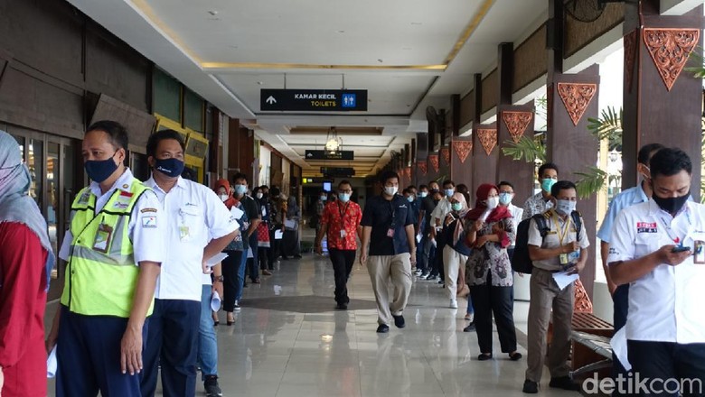 Vaksinasi Corona di Bandara Adisutjipto Yogyakarta, Kamis (25/3/2021).