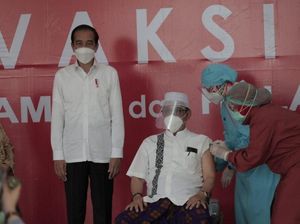 Disuntik AstraZeneca, Kiai di Jatim Ajak Warga Jangan Ragu Divaksin