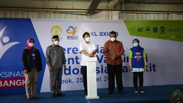 XL Axiata berkolaborasi dengan mitra bisnis dan sosial menggelar sentra vaksinasi drive thru untuk warga lansia di Depok, Jawa Barat.