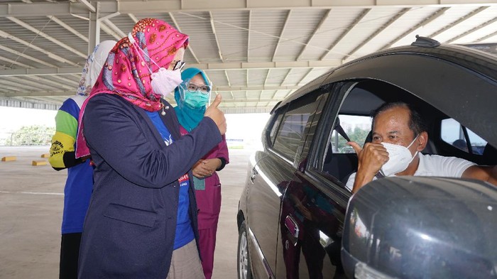 XL Axiata berkolaborasi dengan mitra bisnis dan sosial menggelar sentra vaksinasi drive thru untuk warga lansia di Depok, Jawa Barat.