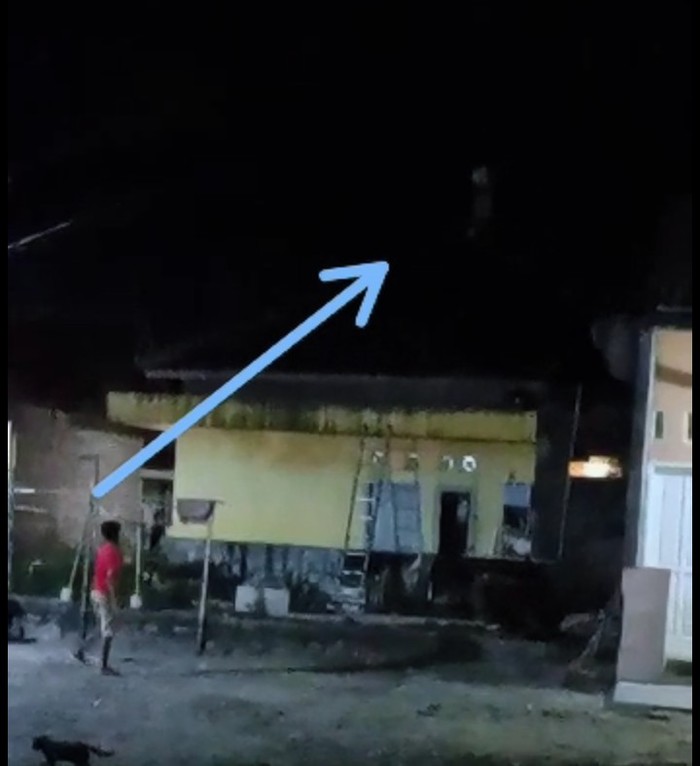 Viral video pocong berlarian di atap rumah warga di Cilegon, Banten (tangkapan layar)