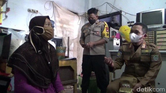 Seorang wanita di Lumajang nekat ingin menjual ginjal dengan harga Rp 500 juta. Namun setelah mendapat uluran tangan, ia mengurungkan niat menjual ginjal.