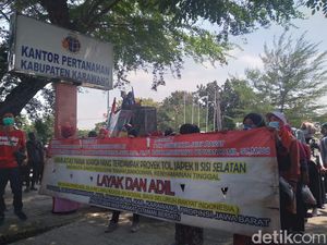 Terdampak Proyek Tol Japek Selatan, Warga Citaman Geruduk BPN Karawang