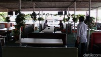 Area tempat makan dengan menggunakan barang-barang rongsok atau bekas juga nantinya akan dibuat dengan konsep jajanan serba Rp 10.000.