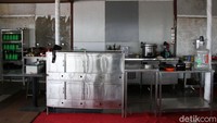 Perangkat perabotan dapur yang semuanya adalah barang bekas juga dpajang dan jika ada pengunjung yang tertarik tidak menutup kemungkinan barang tersebut akan dijual.