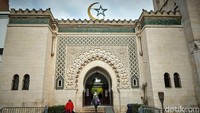 Great Mosque of Paris, Prancis dibangun sebagai rasa terima kasih negara Prancis terhadap pasukan Jerman di Perang Dunia I. (Getty Images/Abdulmonam Eassa)
