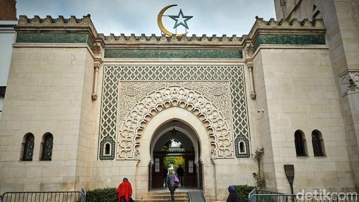 Yuk Intip Muslim Prancis Salat di Grand Mosque Grand Mosque menjadi masjid ikonik di Paris. Kini muncul perdebatan terkait rencana membangun sebuah masjid di wilayah Strasbourg dengan dana publik.