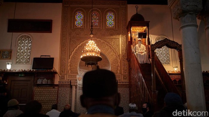 Grand Mosque menjadi masjid ikonik di Paris. Kini muncul perdebatan terkait rencana membangun sebuah masjid di wilayah Strasbourg dengan dana publik.