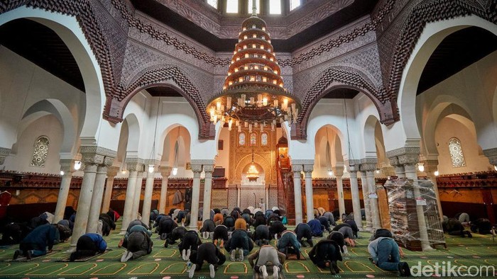 Yuk Intip Muslim Prancis Salat di Grand Mosque Grand Mosque menjadi masjid ikonik di Paris. Kini muncul perdebatan terkait rencana membangun sebuah masjid di wilayah Strasbourg dengan dana publik.