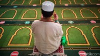 Seorang Muslim di kota Paris melakukan salat di Grand Mosque. Keindahan masjid itu bikin jamaah betah untuk beribadah. Kiran Ridley/Getty Images.
