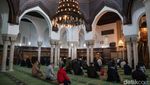 Yuk Intip Muslim Prancis Salat di Grand Mosque