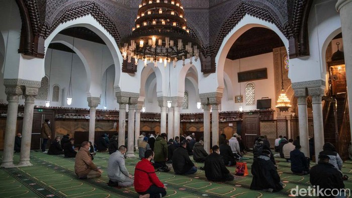 Yuk Intip Muslim Prancis Salat di Grand Mosque Grand Mosque menjadi masjid ikonik di Paris. Kini muncul perdebatan terkait rencana membangun sebuah masjid di wilayah Strasbourg dengan dana publik.
