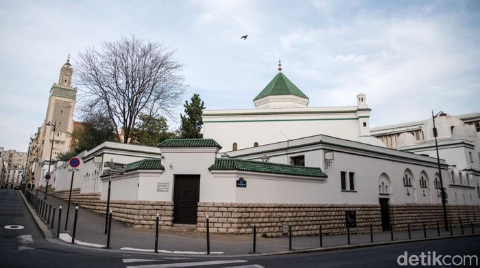Yuk Intip Muslim Prancis Salat di Grand Mosque Grand Mosque menjadi masjid ikonik di Paris. Kini muncul perdebatan terkait rencana membangun sebuah masjid di wilayah Strasbourg dengan dana publik.